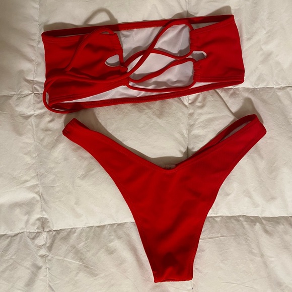 Red bikini - Picture 2 of 2